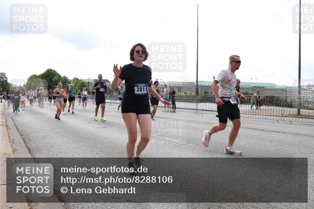 29.06.2025 - hella hamburg halbmarathon Lena Gebhardt http://msf.ph/oto/8288106 29.06.2025 10:36:06 Lombardsbrücke 1775, 2811, 35, 1008, 1010, 1036, 1102, 1108, 1183, 1336, 1730, 1775, 1780, 1835, 2352, 2425, 2520, 2811, 2827, 2870, 3243, 3401, 3404, 3598, 3699, 3741, 3877, 3990, 4245, 4326, 4413, 4442, 4798, 4902, 4937, 5246, 5427, 5540, 5573, 5666, 5809, 5919, 6021, 6092, 6093, 6184, 6417, 6845, 6896, 7086, 7111, 7140, 7275, 7304, 7575, 7576, 8333, 8356, 8498, 8581, 8947, 9229, 9432, 9803, 9806, 9819, 10652, 12408 meine-sportfotos.de