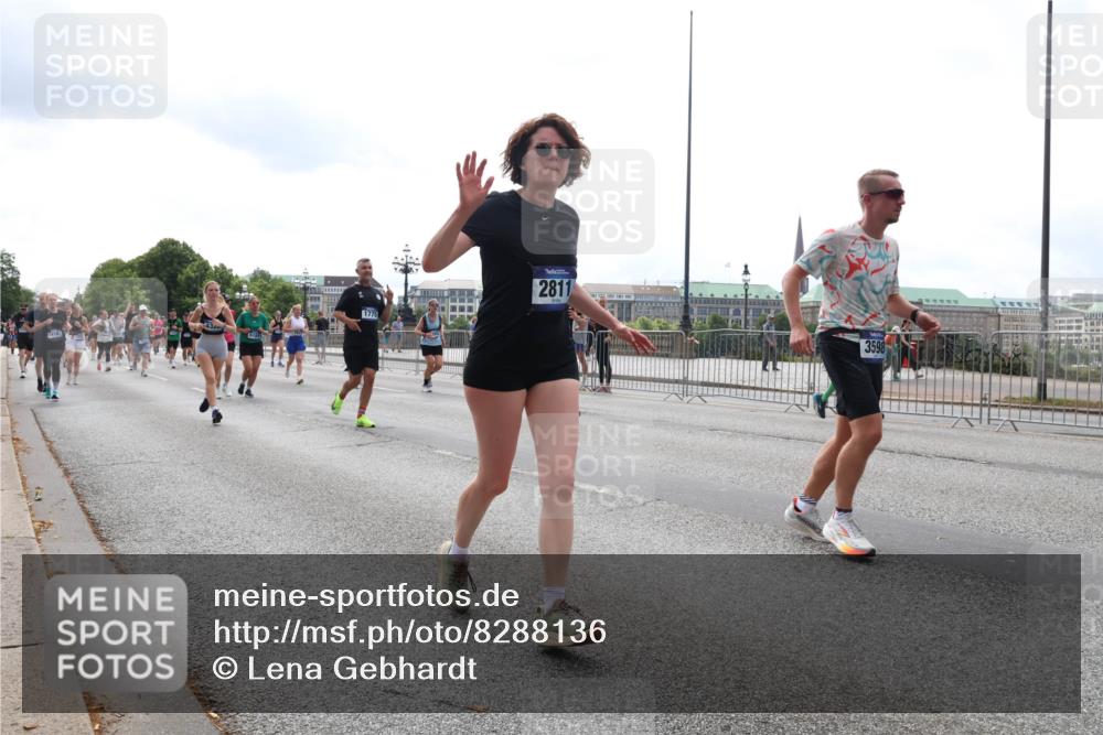 29.06.2025 - hella hamburg halbmarathon Lena Gebhardt http://msf.ph/oto/8288136 29.06.2025 10:36:06 Lombardsbrücke 1775, 2811, 3598, 1008, 1010, 1036, 1102, 1108, 1183, 1336, 1730, 1775, 1780, 1835, 2352, 2425, 2520, 2811, 2827, 2870, 3243, 3401, 3404, 3598, 3699, 3741, 3877, 3990, 4245, 4326, 4413, 4442, 4798, 4902, 4937, 5246, 5427, 5540, 5573, 5666, 5809, 5919, 6021, 6092, 6093, 6184, 6417, 6845, 6896, 7086, 7111, 7140, 7275, 7304, 7575, 7576, 8333, 8356, 8498, 8581, 8947, 9229, 9432, 9803, 9806, 9819, 10652, 12408 meine-sportfotos.de