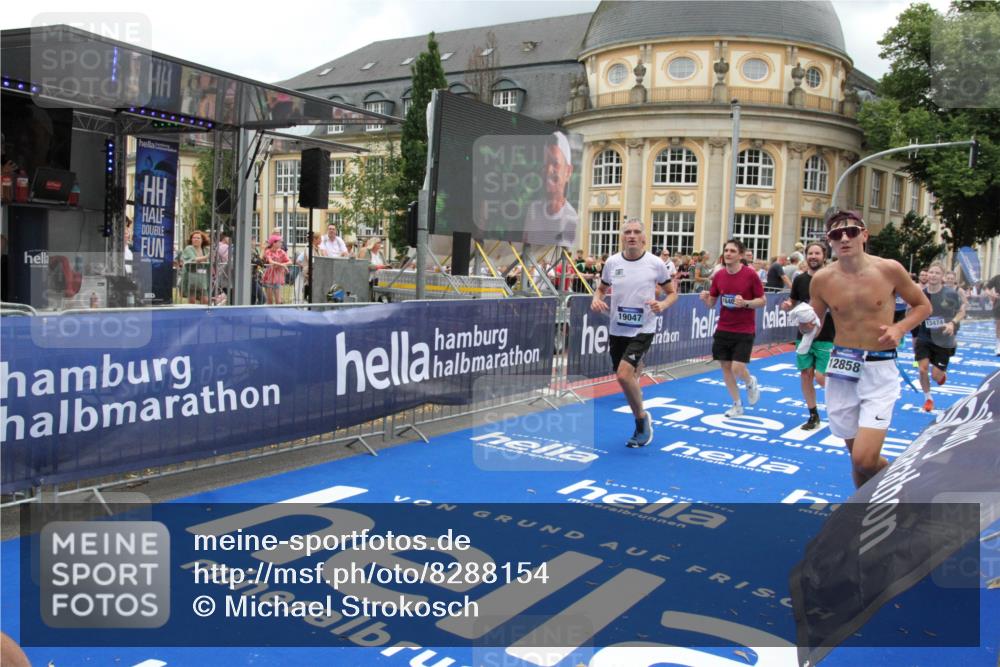 29.06.2025 - hella hamburg halbmarathon Michael Strokosch http://msf.ph/oto/8288154 29.06.2025 10:55:53 Ziel 1179, 2612, 3256, 3668, 4772, 5021, 6569, 7221, 7976, 12858, 13474, 14365, 16401, 16434, 16786, 18125, 18867, 19047 meine-sportfotos.de