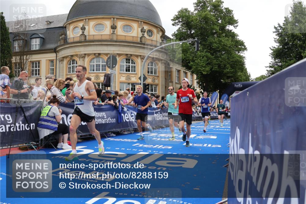 29.06.2025 - hella hamburg halbmarathon Strokosch-Dieckow http://msf.ph/oto/8288159 29.06.2025 10:48:38 Ziel 1094, 1163, 1176, 2213, 2442, 4553, 5421, 9538, 10000, 10859, 11579, 12533, 14511, 15384, 15573, 15917, 17127, 18815 meine-sportfotos.de