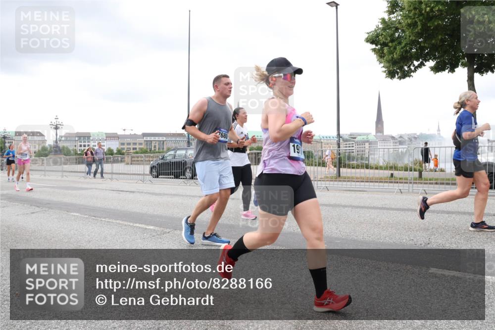 29.06.2025 - hella hamburg halbmarathon Lena Gebhardt http://msf.ph/oto/8288166 29.06.2025 10:55:33 Lombardsbrücke 7680, 19, 1013, 1616, 1873, 1917, 2090, 2452, 3101, 3115, 3157, 3244, 3274, 3577, 4039, 4470, 4628, 4896, 5040, 5220, 5222, 5483, 5487, 5575, 6257, 6395, 6396, 6944, 7219, 7548, 7680, 7766, 7969, 8110, 8403, 8519, 8527, 8532, 8626, 8648, 9548, 9614, 9618, 9857, 9858, 9861, 9865, 9956, 10094, 10436, 10438, 10458, 10559, 10593, 10885, 11109, 11737, 11903, 11962, 11963, 12147, 12148, 12695, 12902, 13098, 13230, 14515, 14727, 15152, 15160, 16385 meine-sportfotos.de