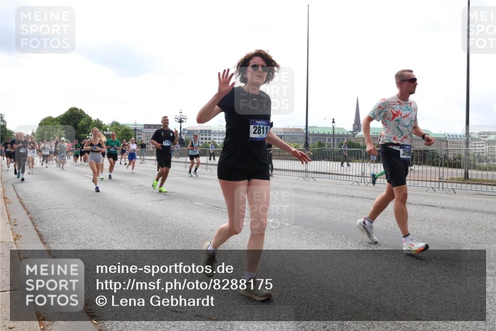 29.06.2025 - hella hamburg halbmarathon Lena Gebhardt http://msf.ph/oto/8288175 29.06.2025 10:36:06 Lombardsbrücke 6184, 1775, 2811, 3598, 1008, 1010, 1036, 1102, 1108, 1183, 1336, 1730, 1775, 1780, 1835, 2352, 2425, 2520, 2811, 2827, 2870, 3243, 3401, 3404, 3598, 3699, 3741, 3877, 3990, 4245, 4326, 4413, 4442, 4798, 4902, 4937, 5246, 5427, 5540, 5573, 5666, 5809, 5919, 6021, 6092, 6093, 6184, 6417, 6845, 6896, 7086, 7111, 7140, 7275, 7304, 7575, 7576, 8333, 8356, 8498, 8581, 8947, 9229, 9432, 9803, 9806, 9819, 10652, 12408 meine-sportfotos.de