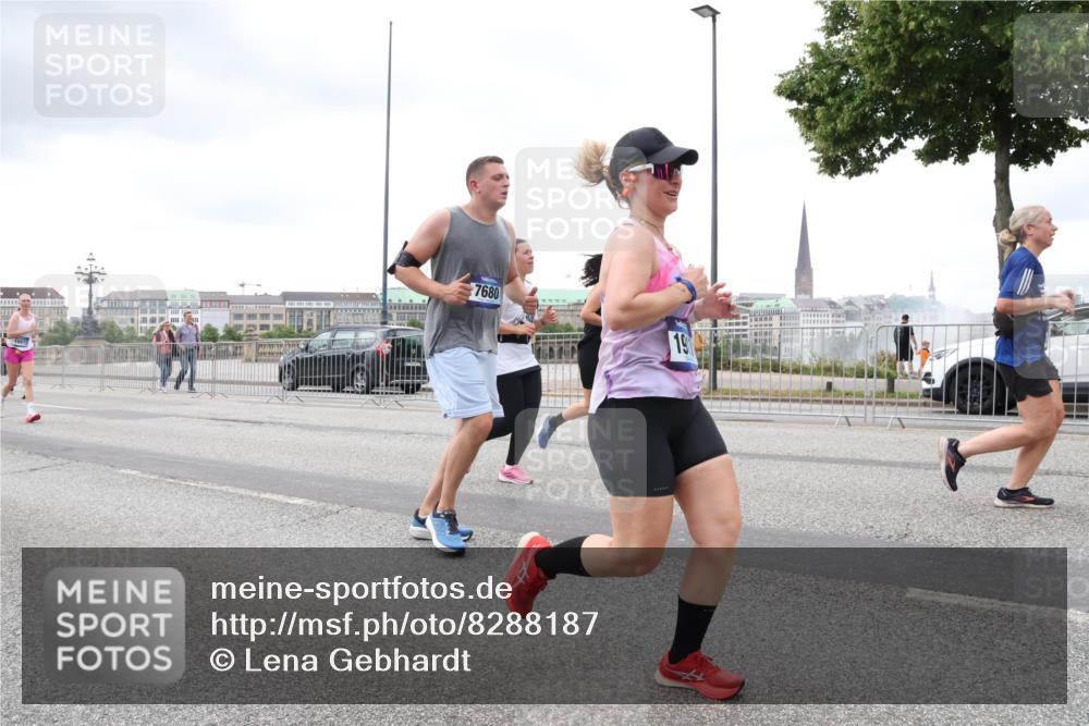 29.06.2025 - hella hamburg halbmarathon Lena Gebhardt http://msf.ph/oto/8288187 29.06.2025 10:55:33 Lombardsbrücke 7680, 19, 1013, 1616, 1873, 1917, 2090, 2452, 3101, 3115, 3157, 3244, 3274, 3577, 4039, 4470, 4628, 4896, 5040, 5220, 5222, 5483, 5487, 5575, 6257, 6395, 6396, 6944, 7219, 7548, 7680, 7766, 7969, 8110, 8403, 8519, 8527, 8532, 8626, 8648, 9548, 9614, 9618, 9857, 9858, 9861, 9865, 9956, 10094, 10436, 10438, 10458, 10559, 10593, 10885, 11109, 11737, 11903, 11962, 11963, 12147, 12148, 12695, 12902, 13098, 13230, 14515, 14727, 15152, 15160, 16385 meine-sportfotos.de