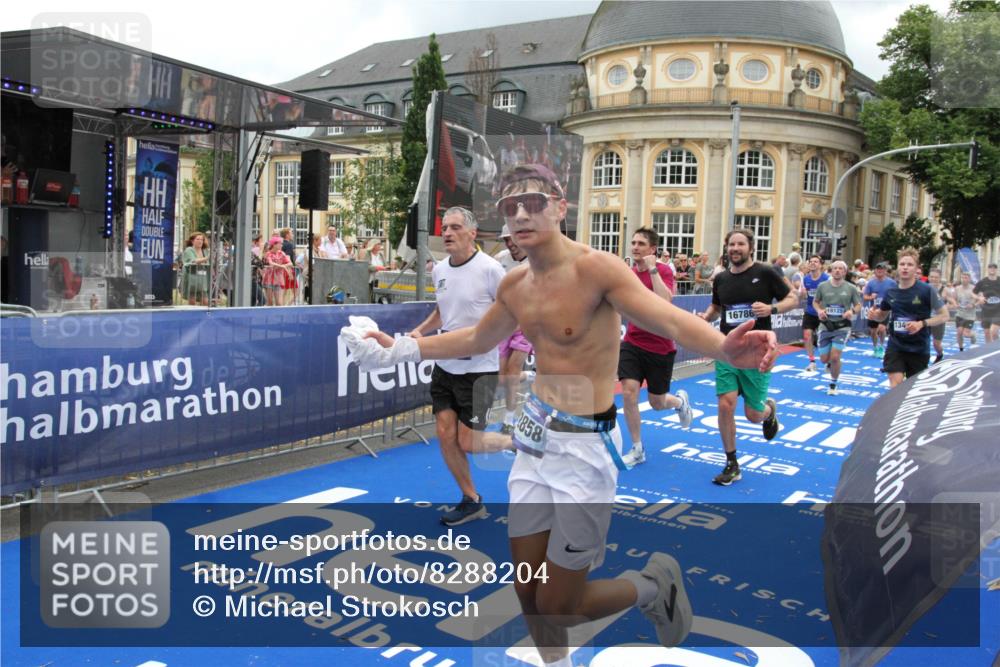 29.06.2025 - hella hamburg halbmarathon Michael Strokosch http://msf.ph/oto/8288204 29.06.2025 10:55:53 Ziel 1179, 2612, 3256, 3668, 4772, 5021, 6569, 7221, 7976, 12858, 13474, 14365, 16401, 16434, 16786, 18125, 18867, 19047 meine-sportfotos.de
