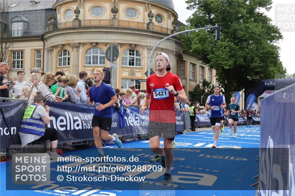 29.06.2025 - hella hamburg halbmarathon Strokosch-Dieckow http://msf.ph/oto/8288209 29.06.2025 10:48:38 Ziel 1094, 1163, 1176, 2213, 2442, 4553, 5421, 9538, 10000, 10859, 11579, 12533, 14511, 15384, 15573, 15917, 17127, 18815 meine-sportfotos.de