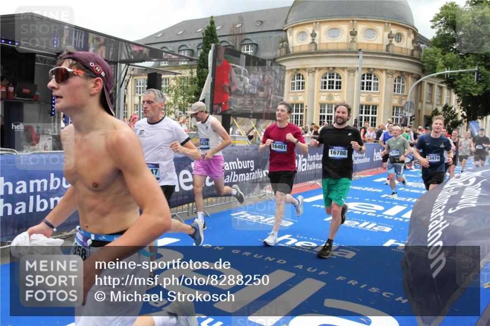 29.06.2025 - hella hamburg halbmarathon Michael Strokosch http://msf.ph/oto/8288250 29.06.2025 10:55:54 Ziel 1179, 2612, 3256, 3668, 4772, 6569, 7221, 7976, 8968, 9246, 12858, 13474, 16401, 16434, 16786, 18125, 18867, 19047 meine-sportfotos.de