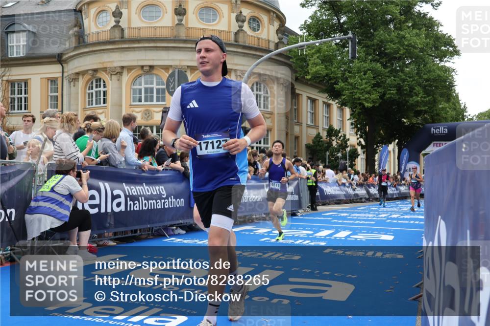 29.06.2025 - hella hamburg halbmarathon Strokosch-Dieckow http://msf.ph/oto/8288265 29.06.2025 10:48:40 Ziel 1094, 1163, 1176, 1884, 1892, 2213, 2442, 4553, 5421, 9482, 9538, 10859, 11519, 11579, 12533, 14511, 15384, 15573, 17007, 17127, 18815 meine-sportfotos.de