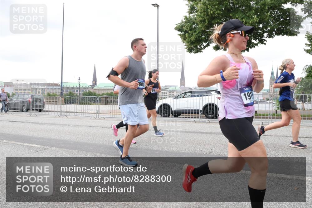 29.06.2025 - hella hamburg halbmarathon Lena Gebhardt http://msf.ph/oto/8288300 29.06.2025 10:55:34 Lombardsbrücke 680, 50, 1911, 1013, 1616, 1873, 1917, 2090, 2452, 3101, 3115, 3157, 3244, 3577, 4039, 4470, 4628, 4896, 5040, 5220, 5222, 5483, 5487, 5575, 6257, 6395, 6396, 6944, 7219, 7548, 7680, 7766, 7969, 8110, 8403, 8519, 8527, 8532, 8626, 8648, 9548, 9614, 9618, 9857, 9858, 9861, 9865, 9956, 10094, 10436, 10438, 10458, 10559, 10593, 10885, 11109, 11737, 11903, 11962, 11963, 12147, 12148, 12695, 12902, 13098, 13230, 14515, 14727, 15152, 15160, 16385 meine-sportfotos.de