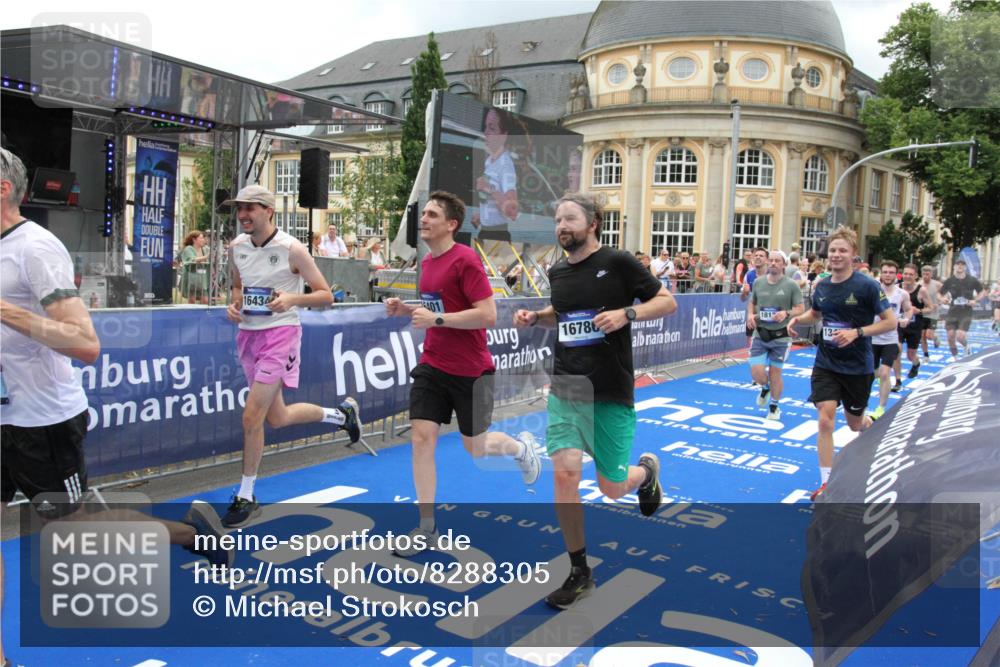 29.06.2025 - hella hamburg halbmarathon Michael Strokosch http://msf.ph/oto/8288305 29.06.2025 10:55:54 Ziel 1179, 2612, 3256, 3668, 4772, 6569, 7221, 7976, 8968, 9246, 12858, 13474, 16401, 16434, 16786, 18125, 18867, 19047 meine-sportfotos.de