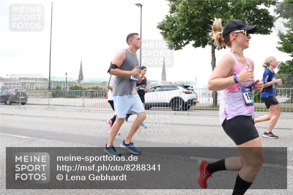 29.06.2025 - hella hamburg halbmarathon Lena Gebhardt http://msf.ph/oto/8288341 29.06.2025 10:55:34 Lombardsbrücke 7080, 5040, 191, 291, 1013, 1616, 1873, 1917, 2090, 2452, 3101, 3115, 3157, 3244, 3577, 4039, 4470, 4628, 4896, 5040, 5220, 5222, 5483, 5487, 5575, 6257, 6395, 6396, 6944, 7219, 7548, 7680, 7766, 7969, 8110, 8403, 8519, 8527, 8532, 8626, 8648, 9548, 9614, 9618, 9857, 9858, 9861, 9865, 9956, 10094, 10436, 10438, 10458, 10559, 10593, 10885, 11109, 11737, 11903, 11962, 11963, 12147, 12148, 12695, 12902, 13098, 13230, 14515, 14727, 15152, 15160, 16385 meine-sportfotos.de