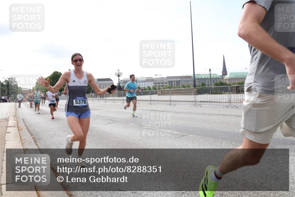 29.06.2025 - hella hamburg halbmarathon Lena Gebhardt http://msf.ph/oto/8288351 29.06.2025 10:11:48 Lombardsbrücke 1328, 1531, 1866, 1992, 3363, 4227, 5379, 5605, 7571, 8115, 8807, 8810, 9191, 9428, 10042, 10372, 10409, 10428, 11321, 11507, 11525, 11537, 11581, 11755, 11917, 12286, 12473, 13171, 13177, 13203, 13542, 13939, 13958, 14008, 14196, 14384, 15137, 15797, 15945, 16976, 17080, 17638, 17774, 17787, 17866, 18261, 18278, 18382, 18395, 18655, 19172 meine-sportfotos.de