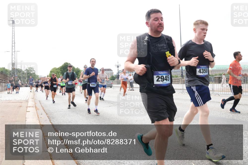 29.06.2025 - hella hamburg halbmarathon Lena Gebhardt http://msf.ph/oto/8288371 29.06.2025 10:21:04 Lombardsbrücke 1715, 1736, 1269, 4082, 813, 2945, 4350, 1028, 1266, 1658, 2053, 2101, 2325, 2383, 2635, 2834, 2923, 2945, 2956, 2986, 3122, 3161, 3247, 3453, 3781, 3813, 4082, 4288, 4350, 4754, 4869, 5041, 5061, 5395, 5493, 5625, 5767, 6275, 6308, 6608, 6844, 7228, 7522, 7553, 7608, 8113, 8724, 8726, 8844, 8940, 9005, 9011, 9108, 9236, 9501, 9981, 10050, 10350, 10585, 10602, 11100, 11145, 11698, 11995, 12175, 12694, 12844, 13057, 13508 meine-sportfotos.de