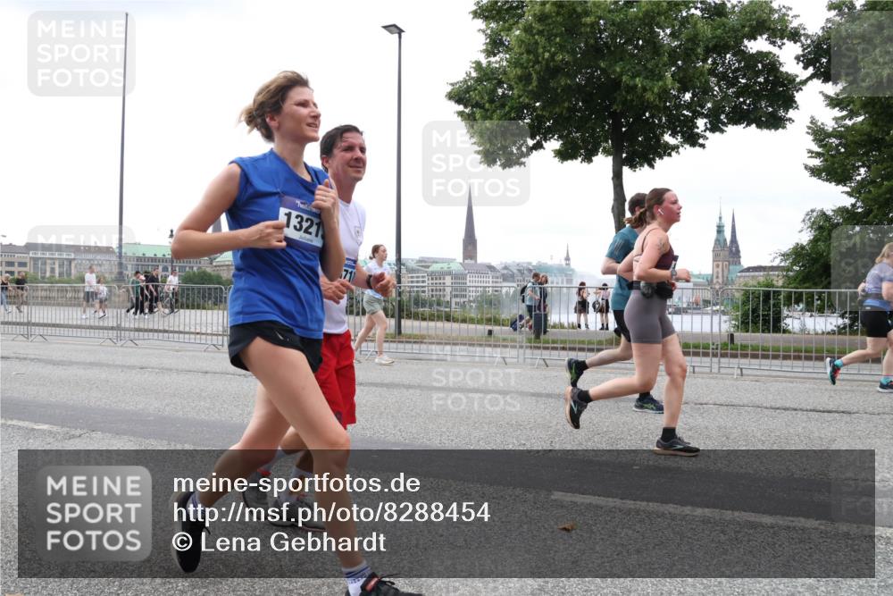 29.06.2025 - hella hamburg halbmarathon Lena Gebhardt http://msf.ph/oto/8288454 29.06.2025 10:46:38 Lombardsbrücke 1363, 1371, 1375, 1429, 1465, 1532, 1608, 1720, 1837, 1999, 2162, 2211, 2320, 2500, 2697, 2981, 3277, 3406, 3407, 3410, 3469, 3734, 3823, 4119, 4202, 4296, 4342, 4355, 4448, 4604, 5697, 5700, 5854, 6068, 6124, 6161, 6740, 7303, 7364, 7368, 7374, 7412, 7767, 7827, 7960, 7983, 8047, 8477, 8486, 8551, 8553, 8700, 9129, 9337, 9445, 9691, 10153, 10230, 11361, 11910, 12298, 12333, 12507, 12522, 13969, 14261, 15852, 16882, 16987 meine-sportfotos.de
