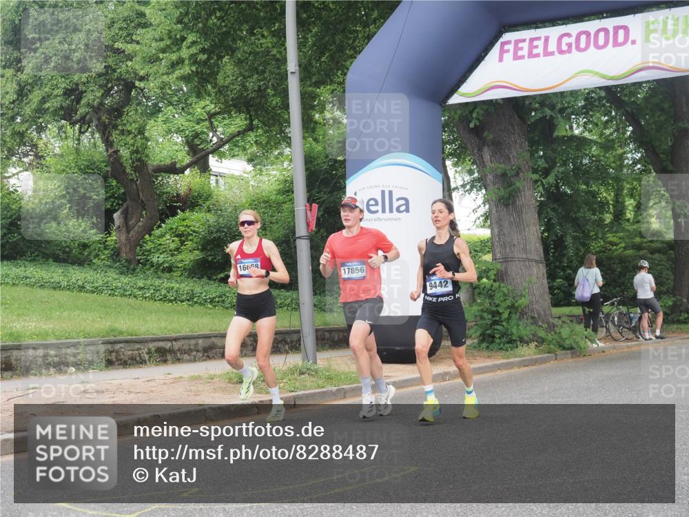 29.06.2025 - hella hamburg halbmarathon KatJ http://msf.ph/oto/8288487 29.06.2025 10:12:20 Zwischen KM18-KM19  meine-sportfotos.de