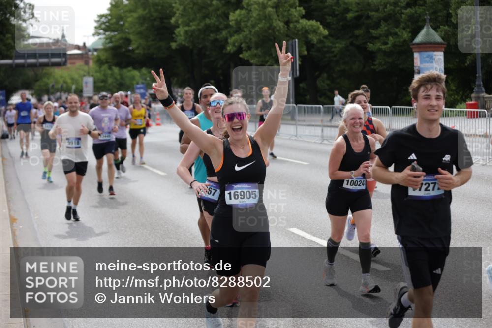 29.06.2025 - hella hamburg halbmarathon Jannik Wohlers http://msf.ph/oto/8288502 29.06.2025 10:36:04 Lombardsbrücke 1102, 1224, 2124, 3398, 3404, 3428, 4442, 5012, 5246, 5427, 5540, 5573, 5747, 5809, 5919, 6190, 6667, 7632, 8498, 8530, 8945, 9115, 9117, 9229, 9918, 10024, 10112, 10146, 10336, 10341, 10984, 11541, 11637, 12343, 12493, 13227, 13445, 14296, 15234, 15568, 15707, 16239, 17156, 17807, 18152, 18226, 18644, 18646, 18918, 18929 meine-sportfotos.de