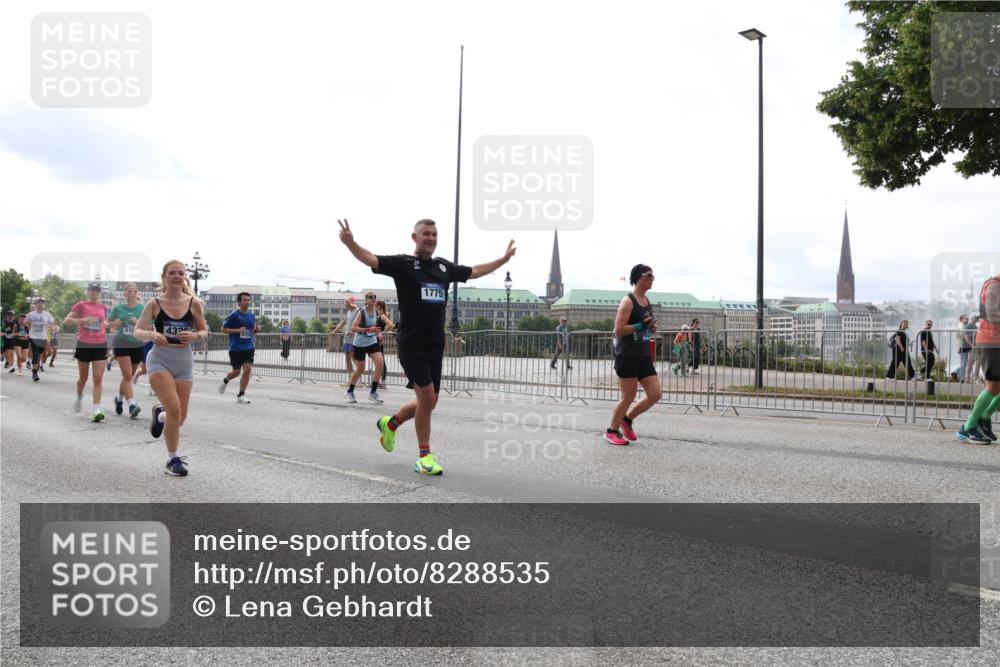 29.06.2025 - hella hamburg halbmarathon Lena Gebhardt http://msf.ph/oto/8288535 29.06.2025 10:36:08 Lombardsbrücke 10233, 618, 432, 1775, 1008, 1010, 1036, 1102, 1108, 1183, 1336, 1730, 1775, 1780, 1835, 2352, 2425, 2520, 2811, 2827, 2870, 3243, 3398, 3401, 3404, 3598, 3699, 3741, 3877, 3990, 4245, 4326, 4413, 4442, 4798, 4902, 4937, 5012, 5246, 5427, 5540, 5573, 5666, 5809, 5919, 6021, 6092, 6093, 6184, 6417, 6845, 6896, 7086, 7111, 7140, 7275, 7304, 7575, 7576, 8333, 8356, 8498, 8530, 8581, 8947, 9117, 9229, 9432, 9819, 12408 meine-sportfotos.de
