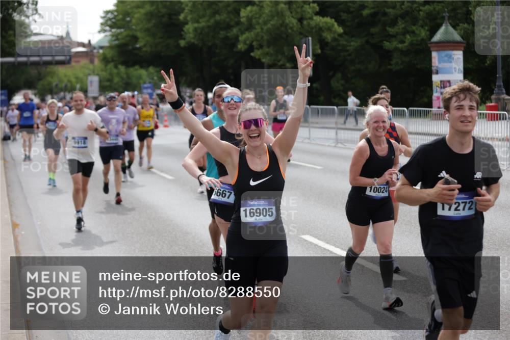 29.06.2025 - hella hamburg halbmarathon Jannik Wohlers http://msf.ph/oto/8288550 29.06.2025 10:36:04 Lombardsbrücke 1102, 1224, 2124, 3398, 3404, 3428, 4442, 5012, 5246, 5427, 5540, 5573, 5747, 5809, 5919, 6190, 6667, 7632, 8498, 8530, 8945, 9115, 9117, 9229, 9918, 10024, 10112, 10146, 10336, 10341, 10984, 11541, 11637, 12343, 12493, 13227, 13445, 14296, 15234, 15568, 15707, 16239, 17156, 17807, 18152, 18226, 18644, 18646, 18918, 18929 meine-sportfotos.de