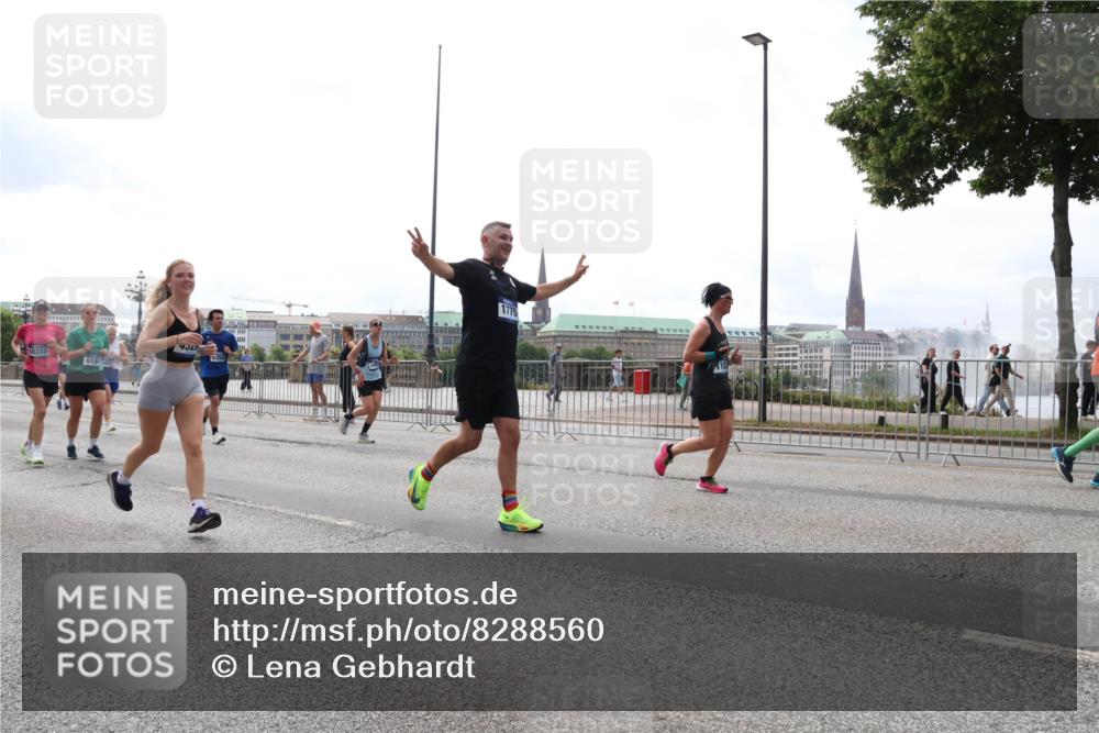 29.06.2025 - hella hamburg halbmarathon Lena Gebhardt http://msf.ph/oto/8288560 29.06.2025 10:36:08 Lombardsbrücke 432, 18233, 6356, 6184, 401, 1775, 1008, 1010, 1036, 1102, 1108, 1183, 1336, 1730, 1775, 1780, 1835, 2352, 2425, 2520, 2811, 2827, 2870, 3243, 3398, 3401, 3404, 3598, 3699, 3741, 3877, 3990, 4245, 4326, 4413, 4442, 4798, 4902, 4937, 5012, 5246, 5427, 5540, 5573, 5666, 5809, 5919, 6021, 6092, 6093, 6184, 6417, 6845, 6896, 7086, 7111, 7140, 7275, 7304, 7575, 7576, 8333, 8356, 8498, 8530, 8581, 8947, 9117, 9229, 9432, 9819, 12408 meine-sportfotos.de