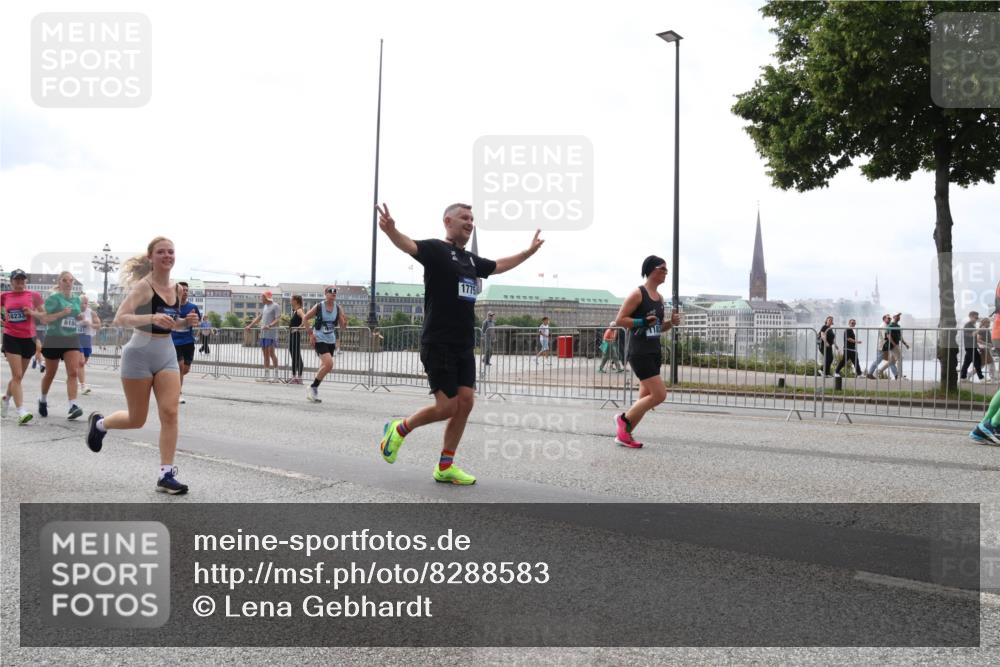 29.06.2025 - hella hamburg halbmarathon Lena Gebhardt http://msf.ph/oto/8288583 29.06.2025 10:36:08 Lombardsbrücke 18233, 618, 1775, 1008, 1010, 1036, 1102, 1108, 1183, 1336, 1730, 1775, 1780, 1835, 2352, 2425, 2520, 2811, 2827, 2870, 3243, 3398, 3401, 3404, 3598, 3699, 3741, 3877, 3990, 4245, 4326, 4413, 4442, 4798, 4902, 4937, 5012, 5246, 5427, 5540, 5573, 5666, 5809, 5919, 6021, 6092, 6093, 6184, 6417, 6845, 6896, 7086, 7111, 7140, 7275, 7304, 7575, 7576, 8333, 8356, 8498, 8530, 8581, 8947, 9117, 9229, 9432, 9819, 12408 meine-sportfotos.de