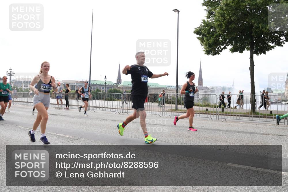 29.06.2025 - hella hamburg halbmarathon Lena Gebhardt http://msf.ph/oto/8288596 29.06.2025 10:36:09 Lombardsbrücke 4326, 6184, 1775, 1008, 1010, 1036, 1102, 1108, 1183, 1336, 1730, 1775, 1780, 1835, 2352, 2425, 2520, 2811, 2827, 2870, 3243, 3398, 3401, 3404, 3598, 3699, 3741, 3877, 3990, 4245, 4326, 4413, 4442, 4798, 4902, 4937, 5012, 5246, 5427, 5540, 5573, 5666, 5747, 5809, 5919, 6021, 6092, 6093, 6184, 6417, 6845, 6896, 7086, 7111, 7140, 7275, 7304, 7575, 7576, 8333, 8356, 8498, 8530, 8581, 8947, 9115, 9117, 9229, 9432, 9819, 12408 meine-sportfotos.de