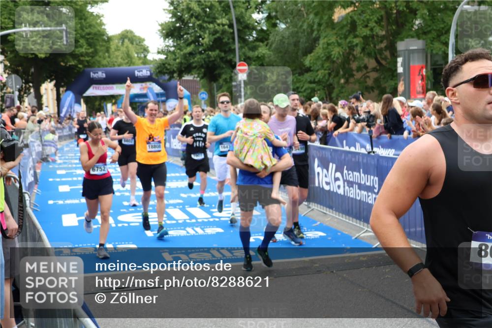 29.06.2025 - hella hamburg halbmarathon Zöllner http://msf.ph/oto/8288621 29.06.2025 11:03:27 Ziel 1126, 1190, 6602, 6752, 7907, 9554, 9899, 12004, 13498, 14348, 14917, 16478, 18799, 18808 meine-sportfotos.de