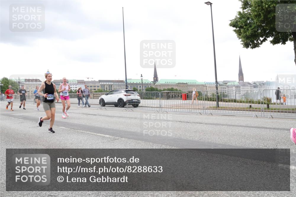 29.06.2025 - hella hamburg halbmarathon Lena Gebhardt http://msf.ph/oto/8288633 29.06.2025 10:55:35 Lombardsbrücke 18972, 8626, 1013, 1616, 1873, 1917, 2090, 2452, 3101, 3115, 3157, 3244, 3577, 4039, 4470, 4628, 4896, 5040, 5220, 5222, 5483, 5487, 5575, 6055, 6113, 6257, 6395, 6396, 6594, 6944, 7219, 7548, 7680, 7766, 7969, 8110, 8403, 8519, 8527, 8532, 8626, 8648, 9548, 9614, 9618, 9857, 9858, 9861, 9865, 9956, 10094, 10436, 10438, 10449, 10458, 10559, 10593, 10885, 11109, 11737, 11903, 11962, 11963, 12695, 12902, 13098, 13230, 14515, 14727, 15152, 15160, 16385 meine-sportfotos.de