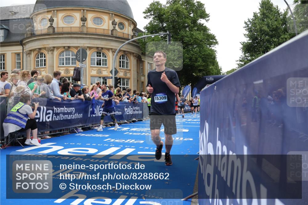 29.06.2025 - hella hamburg halbmarathon Strokosch-Dieckow http://msf.ph/oto/8288662 29.06.2025 10:48:53 Ziel 1381, 1452, 1884, 1892, 2260, 3213, 3985, 7067, 8821, 8889, 9482, 9661, 9695, 11519, 12421, 12534, 13009, 13183, 13688, 13976, 15309, 16653, 17007, 18873 meine-sportfotos.de