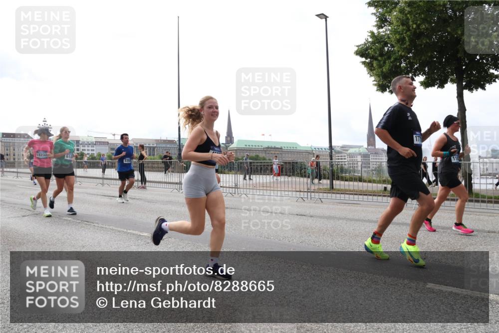 29.06.2025 - hella hamburg halbmarathon Lena Gebhardt http://msf.ph/oto/8288665 29.06.2025 10:36:09 Lombardsbrücke 18233, 618, 8356, 1775, 1008, 1010, 1036, 1102, 1108, 1183, 1336, 1730, 1775, 1780, 1835, 2352, 2425, 2520, 2811, 2827, 2870, 3243, 3398, 3401, 3404, 3598, 3699, 3741, 3877, 3990, 4245, 4326, 4413, 4442, 4798, 4902, 4937, 5012, 5246, 5427, 5540, 5573, 5666, 5747, 5809, 5919, 6021, 6092, 6093, 6184, 6417, 6845, 6896, 7086, 7111, 7140, 7275, 7304, 7575, 7576, 8333, 8356, 8498, 8530, 8581, 8947, 9115, 9117, 9229, 9432, 9819, 12408 meine-sportfotos.de