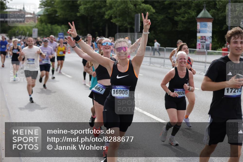 29.06.2025 - hella hamburg halbmarathon Jannik Wohlers http://msf.ph/oto/8288677 29.06.2025 10:36:04 Lombardsbrücke 1102, 1224, 2124, 3398, 3404, 3428, 4442, 5012, 5246, 5427, 5540, 5573, 5747, 5809, 5919, 6190, 6667, 7632, 8498, 8530, 8945, 9115, 9117, 9229, 9918, 10024, 10112, 10146, 10336, 10341, 10984, 11541, 11637, 12343, 12493, 13227, 13445, 14296, 15234, 15568, 15707, 16239, 17156, 17807, 18152, 18226, 18644, 18646, 18918, 18929 meine-sportfotos.de