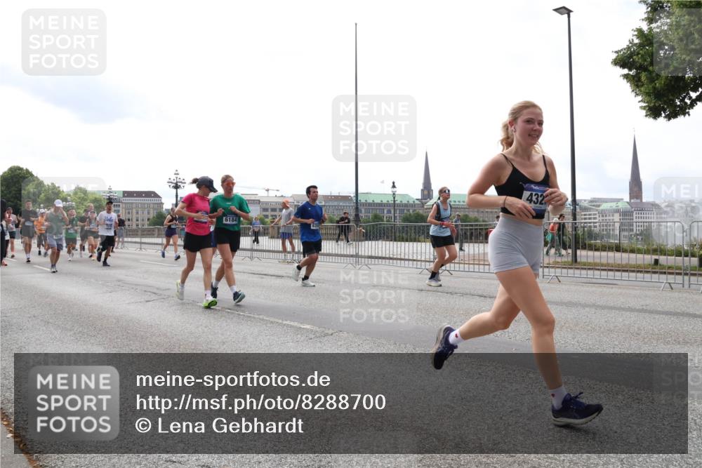 29.06.2025 - hella hamburg halbmarathon Lena Gebhardt http://msf.ph/oto/8288700 29.06.2025 10:36:09 Lombardsbrücke 6184, 432, 1008, 1010, 1036, 1102, 1108, 1183, 1336, 1730, 1775, 1780, 1835, 2352, 2425, 2520, 2811, 2827, 2870, 3243, 3398, 3401, 3404, 3598, 3699, 3741, 3877, 3990, 4245, 4326, 4413, 4442, 4798, 4902, 4937, 5012, 5246, 5427, 5540, 5573, 5666, 5747, 5809, 5919, 6021, 6092, 6093, 6184, 6417, 6845, 6896, 7086, 7111, 7140, 7275, 7304, 7575, 7576, 8333, 8356, 8498, 8530, 8581, 8947, 9115, 9117, 9229, 9432, 9819, 12408 meine-sportfotos.de