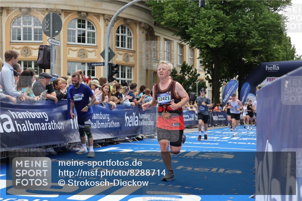 29.06.2025 - hella hamburg halbmarathon Strokosch-Dieckow http://msf.ph/oto/8288714 29.06.2025 10:48:54 Ziel 1381, 1452, 1892, 2260, 3213, 3985, 7067, 7297, 8821, 8889, 9661, 9695, 12421, 12534, 13009, 13183, 13688, 13976, 15309, 16653, 17007, 18873 meine-sportfotos.de