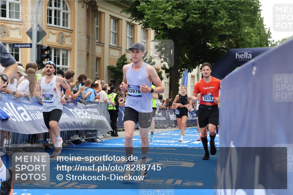 29.06.2025 - hella hamburg halbmarathon Strokosch-Dieckow http://msf.ph/oto/8288745 29.06.2025 10:48:56 Ziel 1381, 1452, 2260, 3213, 3985, 7067, 7297, 8302, 8821, 8889, 9661, 9695, 12421, 12534, 13009, 13183, 13614, 13688, 13976, 15309, 16627, 17632, 18873 meine-sportfotos.de