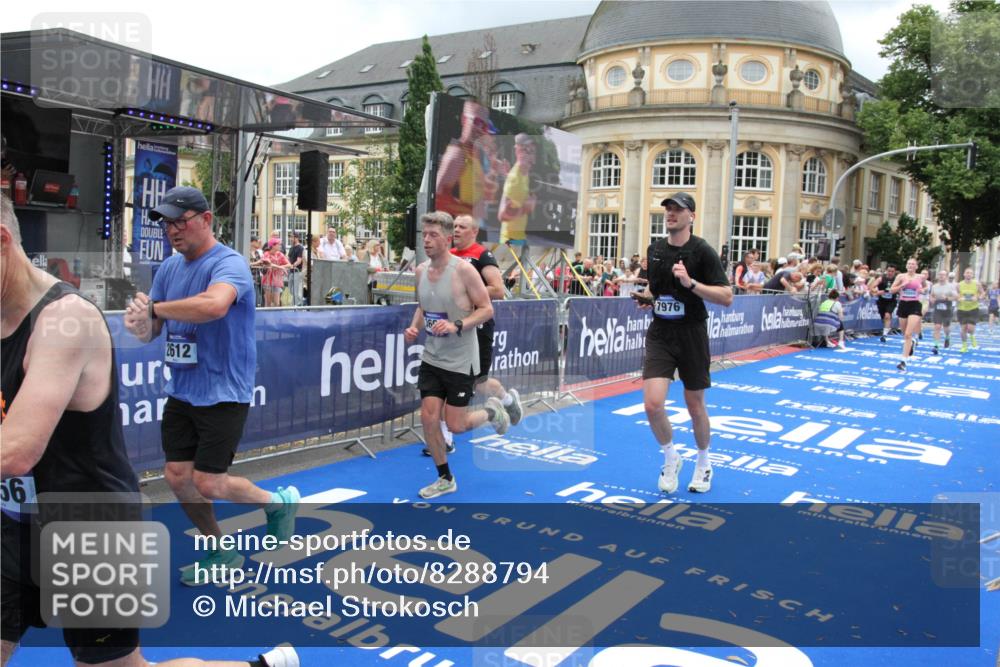 29.06.2025 - hella hamburg halbmarathon Michael Strokosch http://msf.ph/oto/8288794 29.06.2025 10:55:58 Ziel 1179, 2612, 3256, 3668, 4772, 7147, 7976, 8968, 9246, 10084, 14867, 15184, 15868, 15884, 18867 meine-sportfotos.de