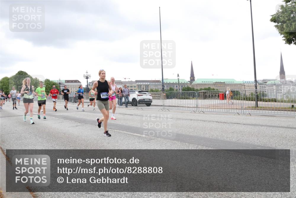 29.06.2025 - hella hamburg halbmarathon Lena Gebhardt http://msf.ph/oto/8288808 29.06.2025 10:55:35 Lombardsbrücke 17396, 18670, 8626, 1013, 1616, 1873, 1917, 2090, 2452, 3101, 3115, 3157, 3244, 3577, 4039, 4470, 4628, 4896, 5040, 5220, 5222, 5483, 5487, 5575, 6055, 6113, 6257, 6395, 6396, 6594, 6944, 7219, 7548, 7680, 7766, 7969, 8110, 8403, 8519, 8527, 8532, 8626, 8648, 9548, 9614, 9618, 9857, 9858, 9861, 9865, 9956, 10094, 10436, 10438, 10449, 10458, 10559, 10593, 10885, 11109, 11737, 11903, 11962, 11963, 12695, 12902, 13098, 13230, 14515, 14727, 15152, 15160, 16385 meine-sportfotos.de