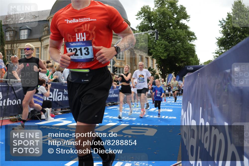29.06.2025 - hella hamburg halbmarathon Strokosch-Dieckow http://msf.ph/oto/8288854 29.06.2025 10:48:59 Ziel 1381, 1452, 2260, 3213, 3985, 4832, 4847, 4890, 7067, 7297, 8302, 8821, 8889, 9661, 9695, 12534, 13009, 13183, 13614, 13688, 13976, 16627, 17632, 18873 meine-sportfotos.de