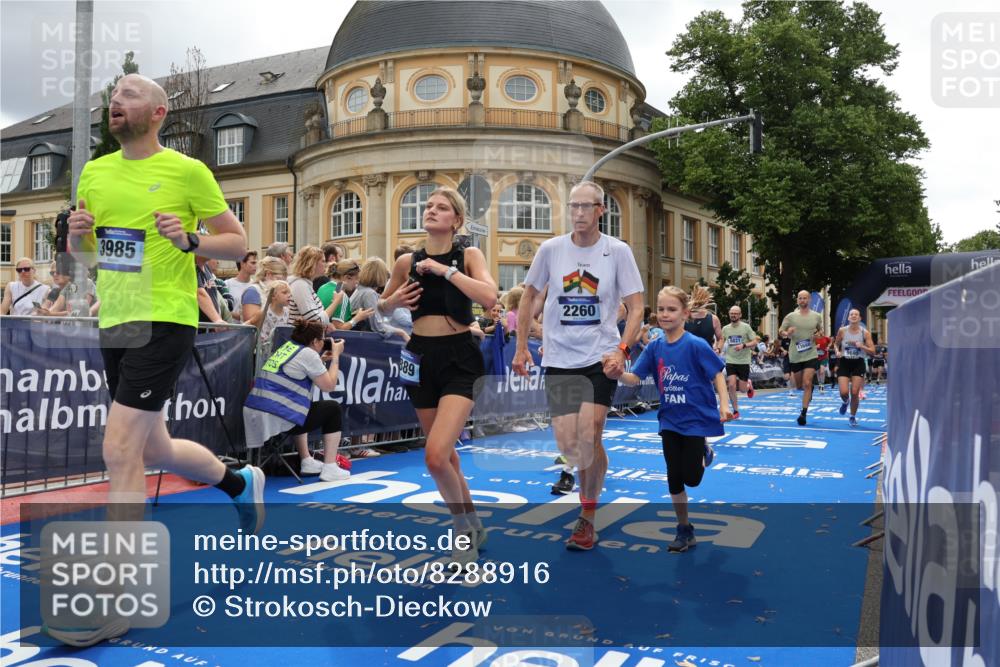 29.06.2025 - hella hamburg halbmarathon Strokosch-Dieckow http://msf.ph/oto/8288916 29.06.2025 10:49:00 Ziel 1381, 1452, 2260, 3213, 3985, 4832, 4847, 4890, 7067, 7297, 8302, 8821, 8889, 9661, 9695, 12534, 13183, 13614, 13688, 13976, 16627, 17173, 17632, 18598 meine-sportfotos.de