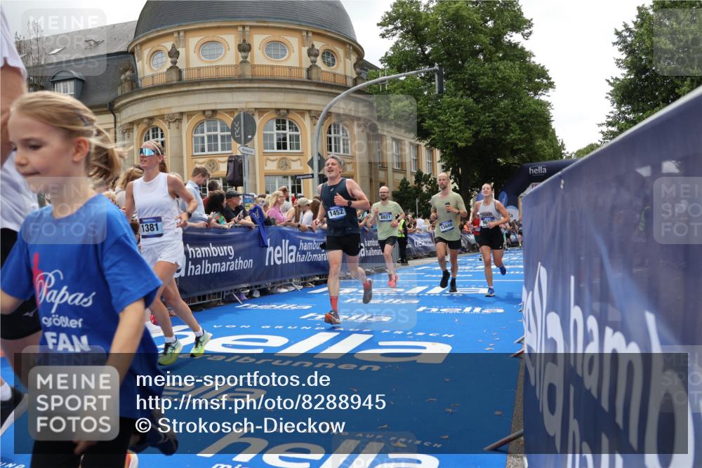 29.06.2025 - hella hamburg halbmarathon Strokosch-Dieckow http://msf.ph/oto/8288945 29.06.2025 10:49:01 Ziel 1381, 1452, 2260, 3213, 3985, 4832, 4847, 4890, 6389, 7067, 7297, 8302, 8821, 8889, 9695, 12534, 13183, 13614, 13688, 16627, 17173, 17632, 18598 meine-sportfotos.de