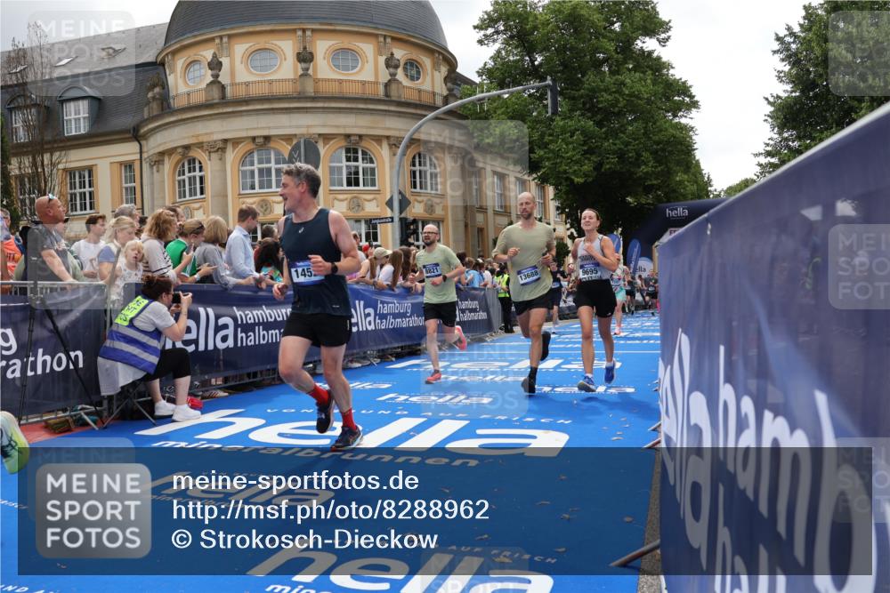 29.06.2025 - hella hamburg halbmarathon Strokosch-Dieckow http://msf.ph/oto/8288962 29.06.2025 10:49:02 Ziel 1381, 1452, 2260, 3213, 3985, 4832, 4847, 4890, 6389, 7297, 8302, 8821, 8889, 9695, 10184, 12534, 13183, 13614, 13688, 16414, 16627, 17173, 17632, 18598, 18842 meine-sportfotos.de