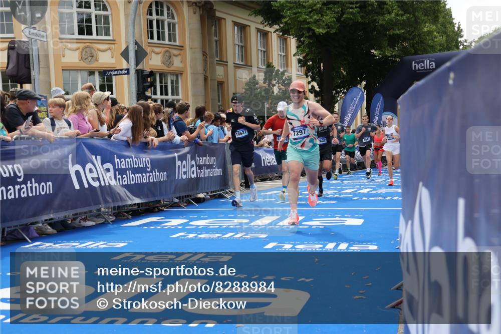 29.06.2025 - hella hamburg halbmarathon Strokosch-Dieckow http://msf.ph/oto/8288984 29.06.2025 10:49:03 Ziel 1381, 1452, 2260, 3213, 3985, 4832, 4847, 4890, 6389, 7297, 8302, 8821, 8889, 9695, 10184, 12534, 13183, 13614, 13688, 15523, 16414, 16627, 16731, 17173, 17632, 18598, 18842 meine-sportfotos.de