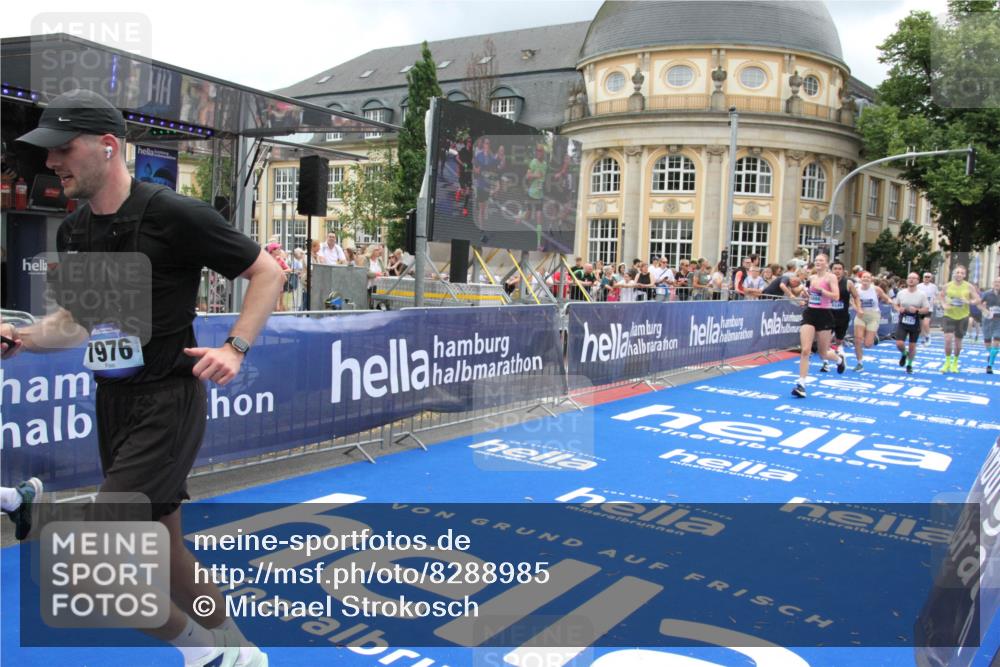 29.06.2025 - hella hamburg halbmarathon Michael Strokosch http://msf.ph/oto/8288985 29.06.2025 10:55:59 Ziel 2612, 3256, 3668, 4772, 7147, 7976, 8968, 9246, 10084, 14867, 15184, 15868, 15884, 16176, 18867 meine-sportfotos.de