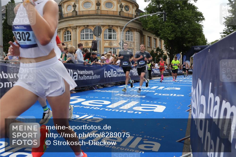 29.06.2025 - hella hamburg halbmarathon Strokosch-Dieckow http://msf.ph/oto/8289075 29.06.2025 10:49:07 Ziel 2013, 4832, 4847, 4890, 6389, 7297, 8112, 8302, 8821, 10184, 13614, 15523, 16369, 16414, 16627, 16731, 17173, 17632, 18598, 18842 meine-sportfotos.de