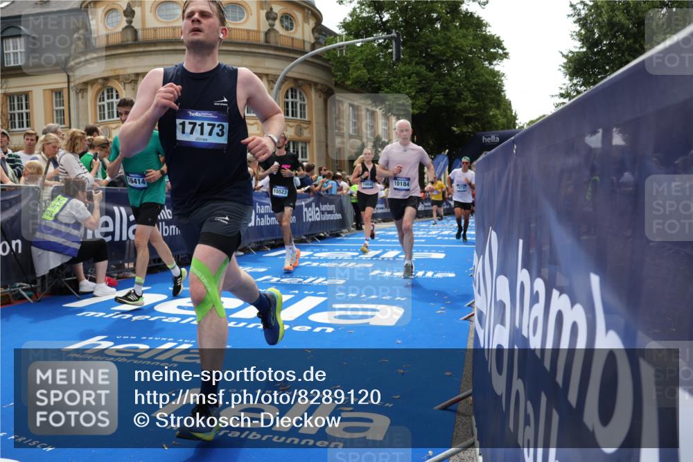 29.06.2025 - hella hamburg halbmarathon Strokosch-Dieckow http://msf.ph/oto/8289120 29.06.2025 10:49:11 Ziel 2013, 4832, 4847, 4890, 6158, 6389, 8112, 9348, 10053, 10184, 13450, 15523, 16369, 16414, 16731, 17173, 18598, 18842 meine-sportfotos.de