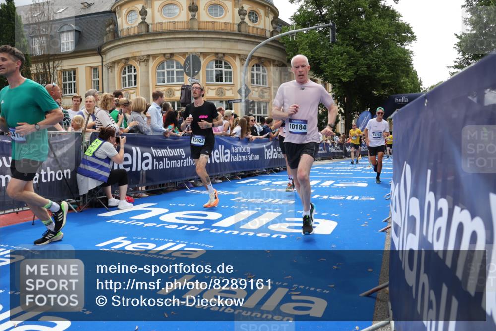 29.06.2025 - hella hamburg halbmarathon Strokosch-Dieckow http://msf.ph/oto/8289161 29.06.2025 10:49:12 Ziel 2013, 4832, 6158, 6389, 8112, 9348, 10053, 10184, 10189, 13450, 14526, 15523, 16369, 16414, 16731, 17173, 18598, 18842 meine-sportfotos.de