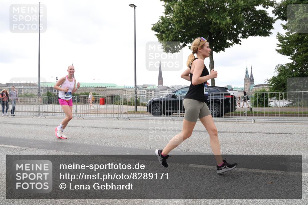29.06.2025 - hella hamburg halbmarathon Lena Gebhardt http://msf.ph/oto/8289171 29.06.2025 10:55:37 Lombardsbrücke 18972, 002, 1013, 1616, 1873, 1917, 2090, 2452, 3101, 3115, 3157, 3244, 3577, 4039, 4265, 4470, 4628, 4896, 5040, 5220, 5222, 5483, 5487, 5575, 6055, 6056, 6113, 6257, 6395, 6396, 6594, 7219, 7548, 7680, 7766, 7969, 8110, 8403, 8519, 8527, 8532, 8533, 8626, 8648, 9548, 9614, 9618, 9857, 9858, 9861, 9865, 9956, 10094, 10436, 10438, 10449, 10458, 10559, 10593, 10885, 11109, 11903, 11962, 11963, 12695, 12902, 13098, 13230, 14727, 15152, 15160, 16385 meine-sportfotos.de
