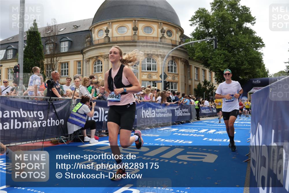 29.06.2025 - hella hamburg halbmarathon Strokosch-Dieckow http://msf.ph/oto/8289175 29.06.2025 10:49:13 Ziel 2013, 4183, 4185, 4832, 6158, 6389, 8112, 9348, 10053, 10184, 10189, 11819, 13450, 14526, 15422, 15523, 16369, 16414, 16731, 17173, 18598, 18842 meine-sportfotos.de