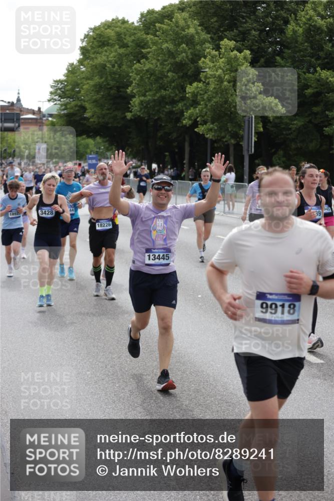 29.06.2025 - hella hamburg halbmarathon Jannik Wohlers http://msf.ph/oto/8289241 29.06.2025 10:36:07 Lombardsbrücke 1102, 1224, 2124, 3398, 3428, 4442, 5012, 5427, 5540, 5573, 5747, 5919, 6190, 6667, 7632, 8498, 8530, 8945, 9115, 9117, 9229, 9918, 10024, 10112, 10336, 10341, 10984, 11541, 11637, 12493, 13092, 13265, 13445, 14296, 15077, 15234, 15568, 15707, 15805, 16239, 16977, 17156, 17807, 18152, 18226, 18488, 18644, 18646, 18918, 18929 meine-sportfotos.de