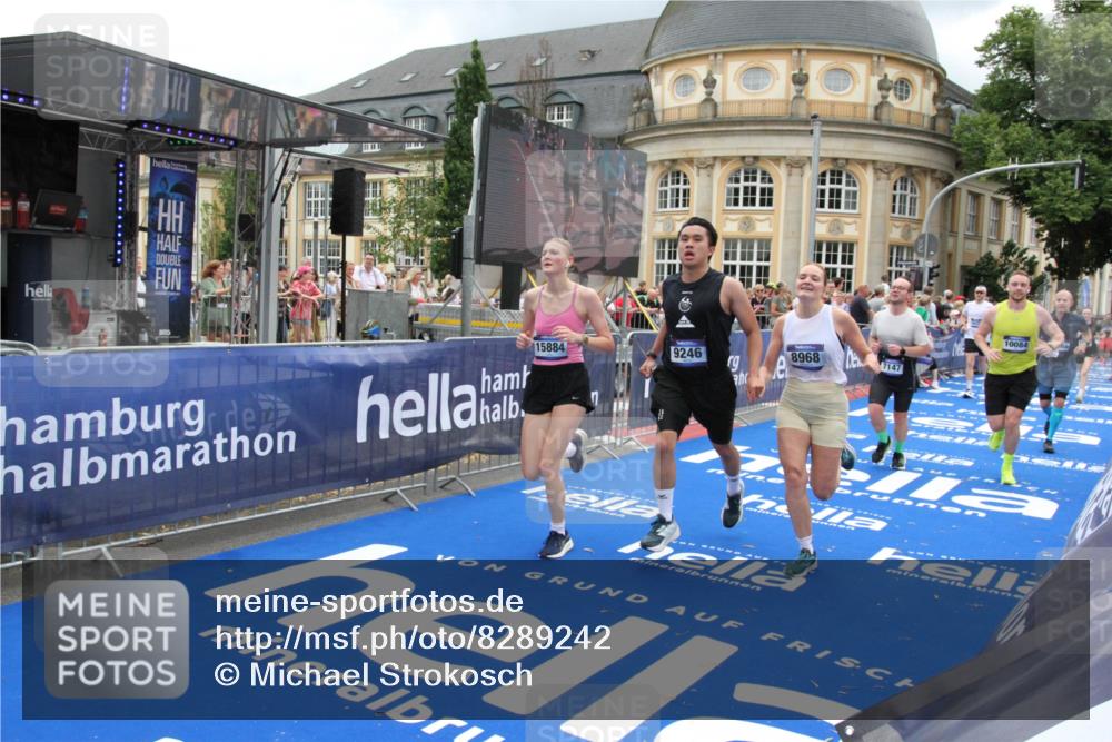 29.06.2025 - hella hamburg halbmarathon Michael Strokosch http://msf.ph/oto/8289242 29.06.2025 10:56:01 Ziel 3042, 4772, 7147, 8968, 9246, 10084, 14867, 15184, 15868, 15884, 16176 meine-sportfotos.de