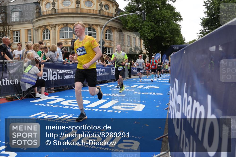 29.06.2025 - hella hamburg halbmarathon Strokosch-Dieckow http://msf.ph/oto/8289291 29.06.2025 10:49:19 Ziel 1342, 1476, 2013, 4183, 4185, 6158, 8112, 9348, 10053, 10189, 11779, 11819, 12670, 13269, 13450, 14526, 14838, 15422, 15784, 15894, 15966, 16369, 16891, 18887 meine-sportfotos.de