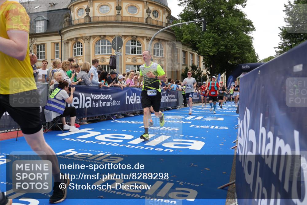 29.06.2025 - hella hamburg halbmarathon Strokosch-Dieckow http://msf.ph/oto/8289298 29.06.2025 10:49:19 Ziel 1342, 1476, 2013, 4183, 4185, 6158, 8112, 9348, 10053, 10189, 11779, 11819, 12670, 13269, 13450, 14526, 14838, 15422, 15784, 15894, 15966, 16369, 16891, 18887 meine-sportfotos.de