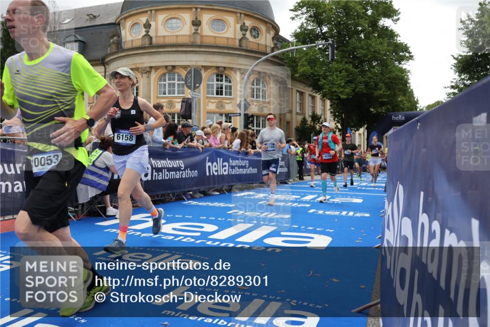 29.06.2025 - hella hamburg halbmarathon Strokosch-Dieckow http://msf.ph/oto/8289301 29.06.2025 10:49:20 Ziel 1342, 1476, 2878, 4183, 4185, 6158, 8112, 9348, 10053, 10189, 11339, 11779, 11819, 12670, 13269, 13450, 14526, 14838, 15422, 15784, 15894, 15966, 16369, 16891, 18476, 18887, 18960 meine-sportfotos.de